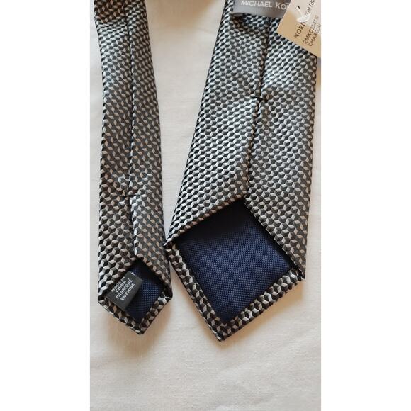 Michael Kors Men's Elegant 3D Silk Tie - Picture 5 of 7